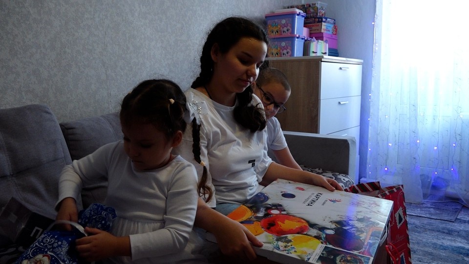    Арина, Варя и Андрей из Кузбасса получили заветные подарки.