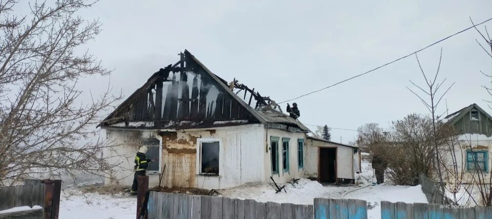    Пожар в селе Алтайское Табунского района. Источник: max.ru/mchs_altkray