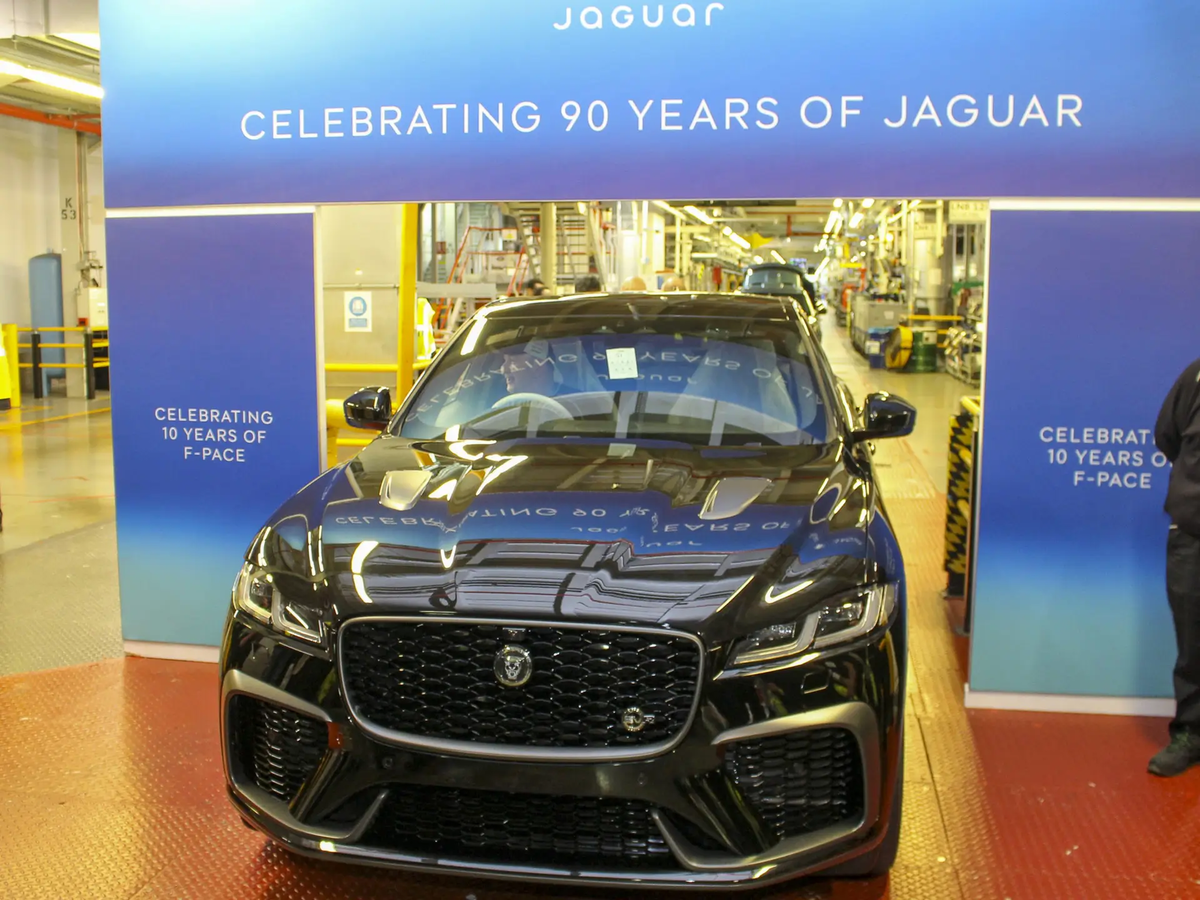    Последним автомобилем Jaguar с ДВС оказался черный F-Pace SVR