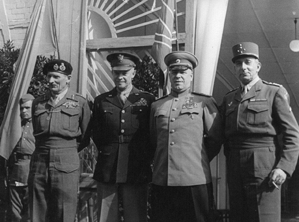 В Центре стоят маршал Георгий Жуков (СССР) и генерал Эйзенхауэр (США), а по бокам фельдмаршал Монтгомери (Великобритания) и генерал Делатр де Тассиньи (Франция). Германия, 1945 год