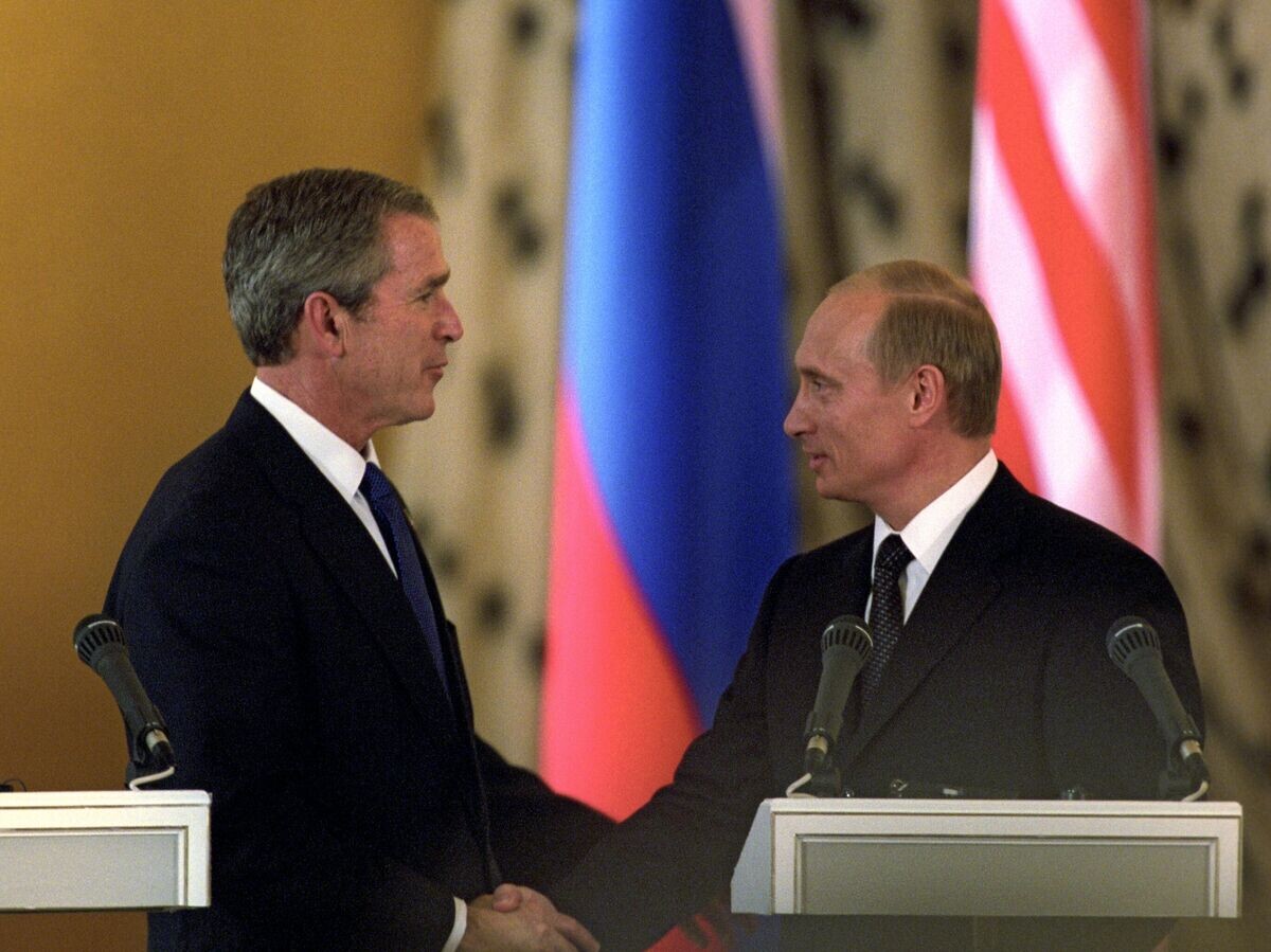    Президент РФ Владимир Путин и президент США Джордж Буш, находящийся в России с официальным визитом, перед началом совместной пресс-конференции, посвященной итогам переговоров на высшем уровне | © РИА Новости / Сергей Гунеев