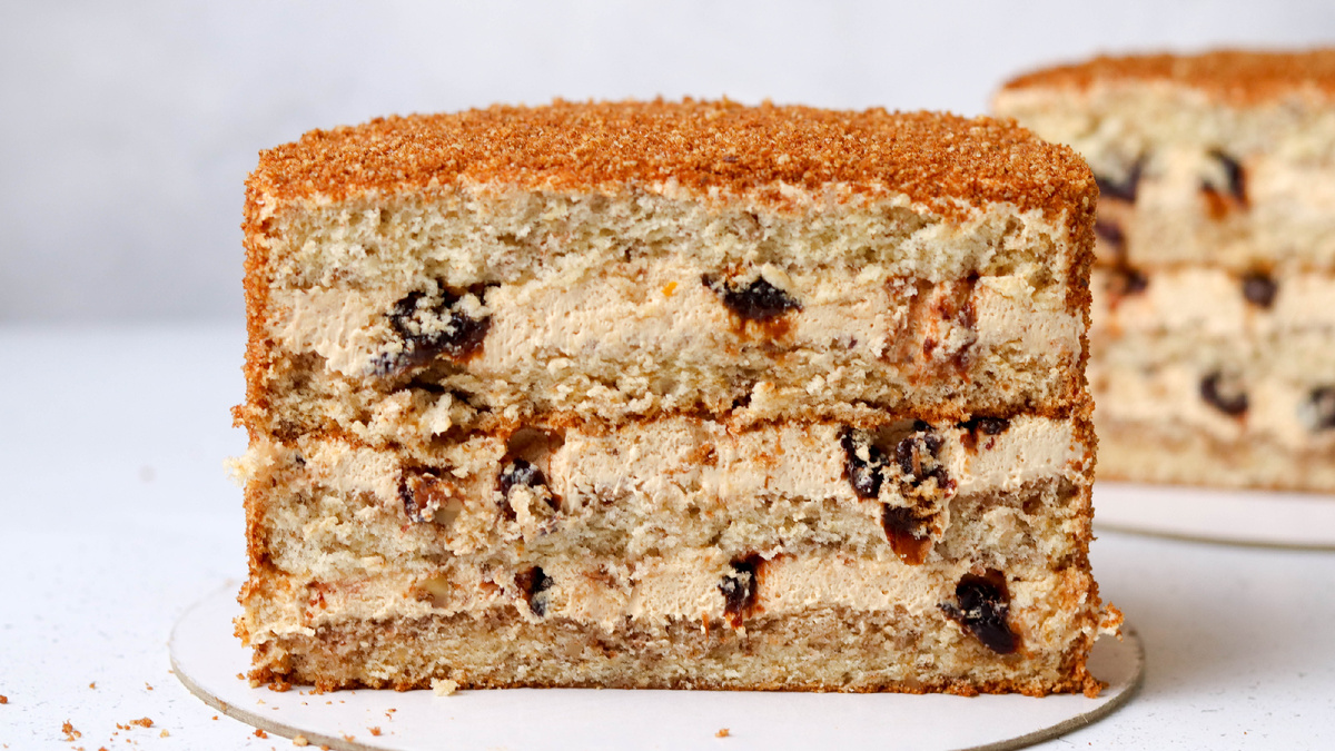 Бисквитный медовик с черносливом, выдержанном в чае с ромом и апельсином