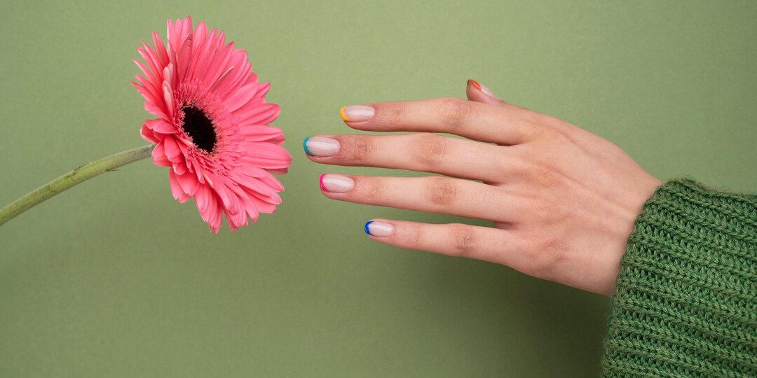 Маникюр на коротких ногтях: форма, цвет и 12 трендов 2026 года