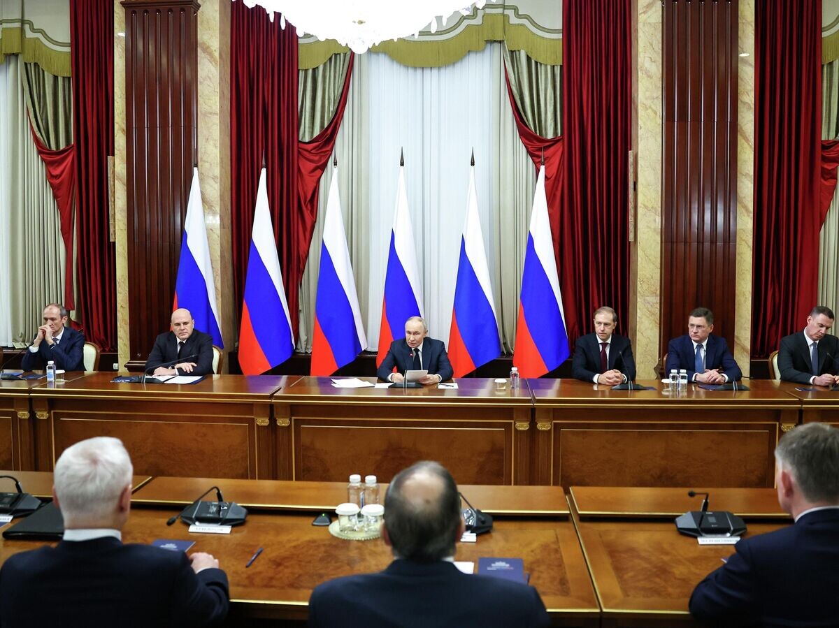    Президент РФ Владимир Путин на встрече с членами правительства РФ, посвященной итогам работы кабинета министров в 2025 году | © РИА Новости / POOL