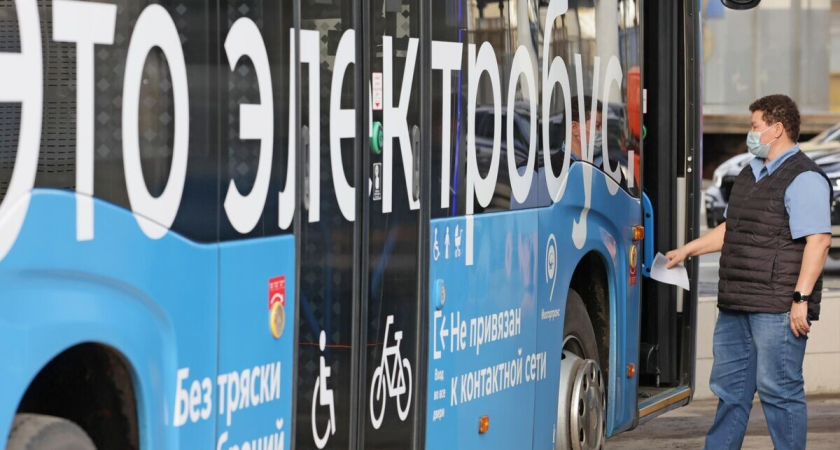    Электробус, следующий по маршруту №м32 во время подзарядки | © РИА Новости / Виталий Белоусов