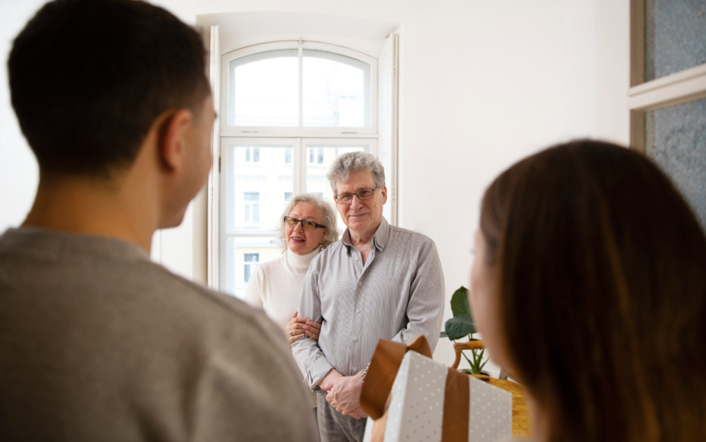  Заранее узнайте у партнера, какие темы лучше не обсуждать с семьей, подготовьте «стоп-сигналы» и не пытайтесь понравиться. Фото: Freepik.