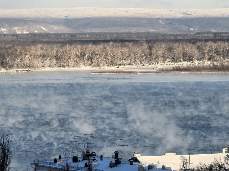    Такое происходит из-за разницы температур воды и воздуха Дарья ДОЛИНИНА
