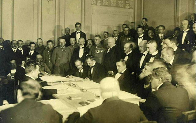 ФОТО: Подписание мирного договора Германии с Украиной. Январь 1918 года. Брест-Литовск.