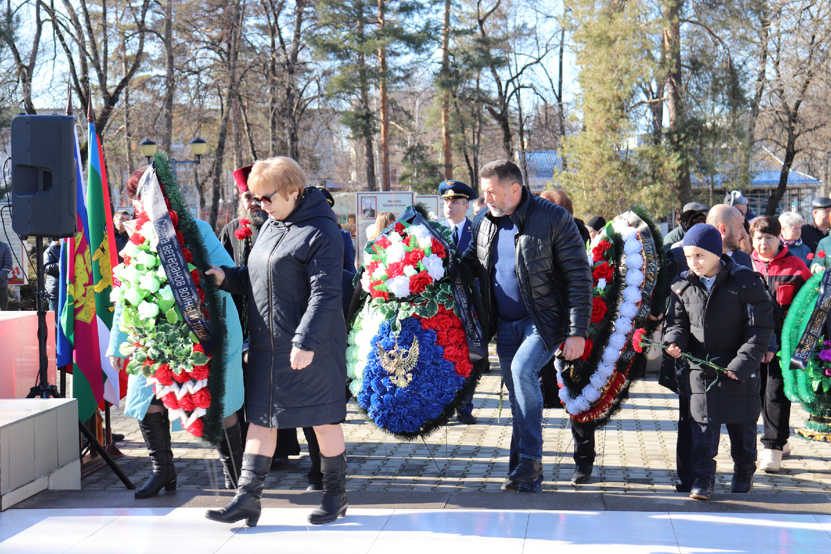В день освобождения района от немецко-фашистских захватчиков мостовчане возложили венки и цветы к мемориалу в парке Победы.
