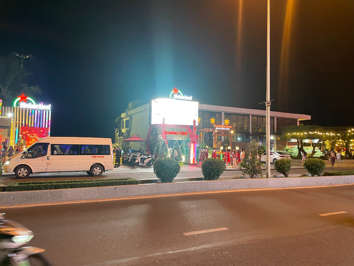 У входа встречает куча девушек