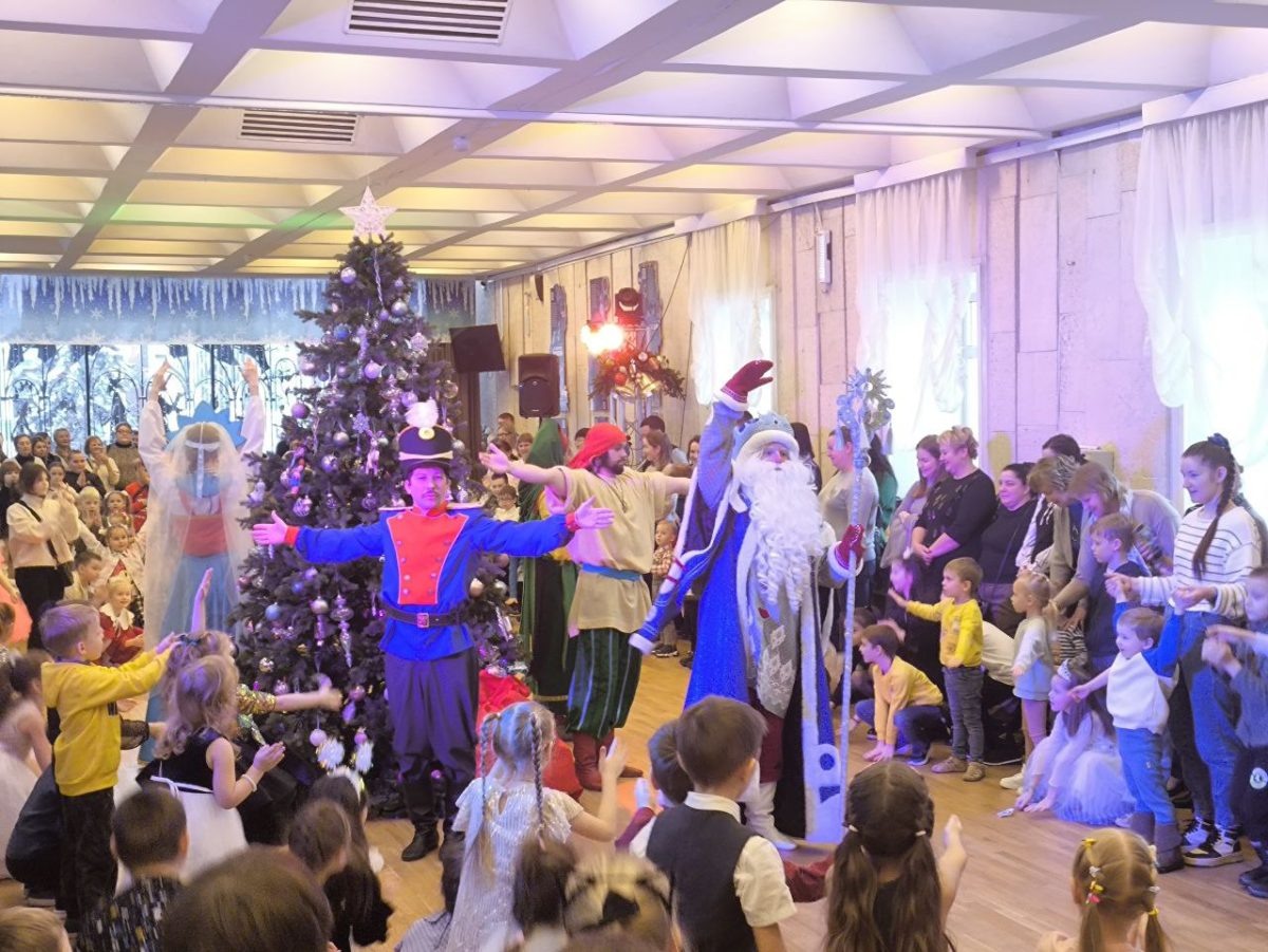    380 детей и родителей пригласили на новогоднее представление в театр