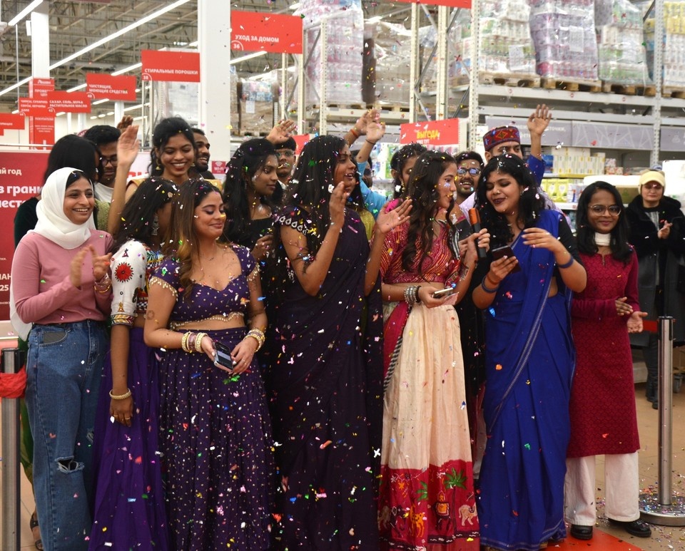    В Ульяновске индусы читали стихи Пушкина и исполняли индийские танцы | ФОТО: Ульяновск - литературный город ЮНЕСКО