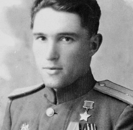 Был ранен в голову осколком мины, но поле боя не покинул