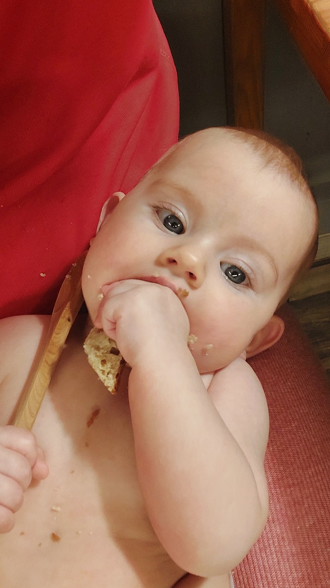 И сладеньку Катеньку вам))) валяется девчонка у меня на руках, хлебушком лакомится.