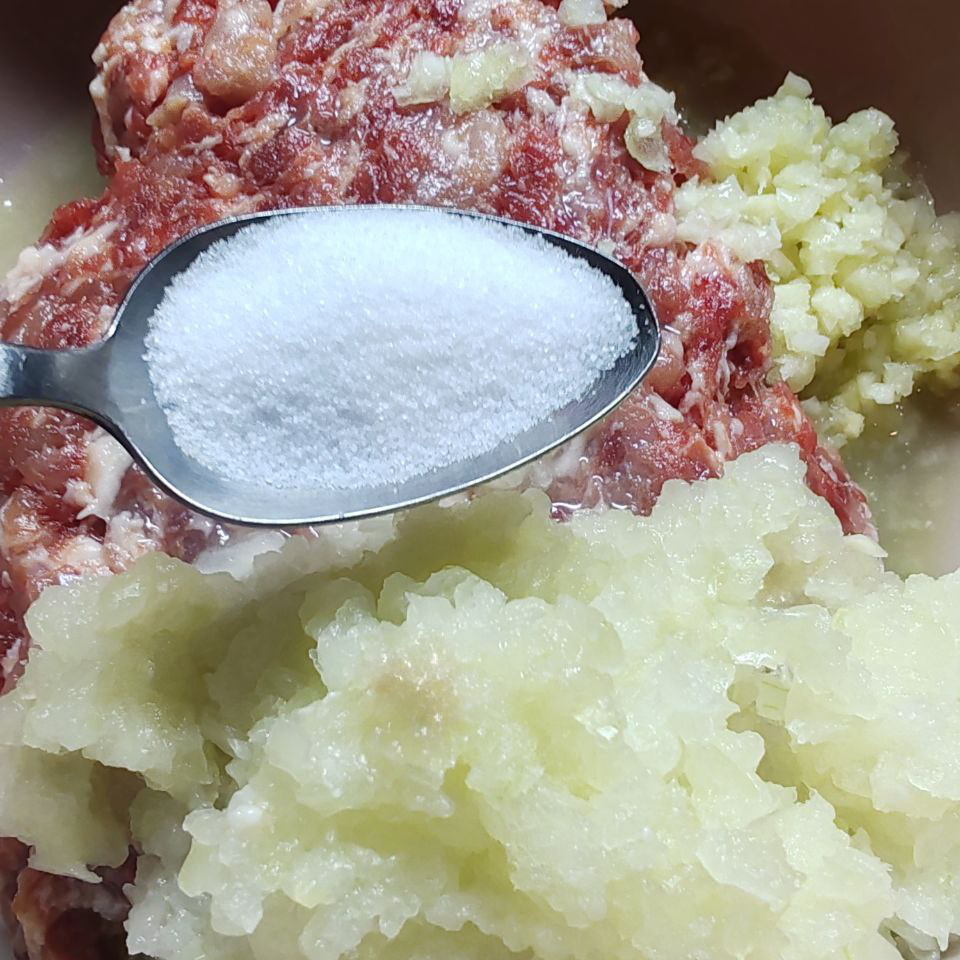 Добавляем лук, чеснок и солим