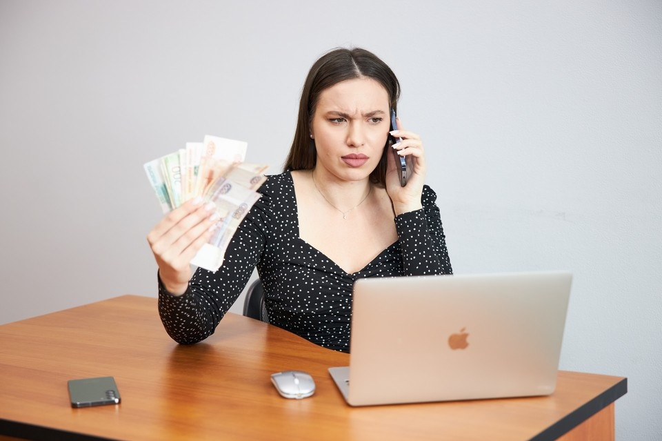    Если в течение 48 часов перед переводом вы с кем-то долго и часто разговаривали по телефону и получили множество SMS, банк может посчитать операцию подозрительной и приостановить перевод. Фото: архив "КП" Николай ОБЕРЕМЧЕНКО