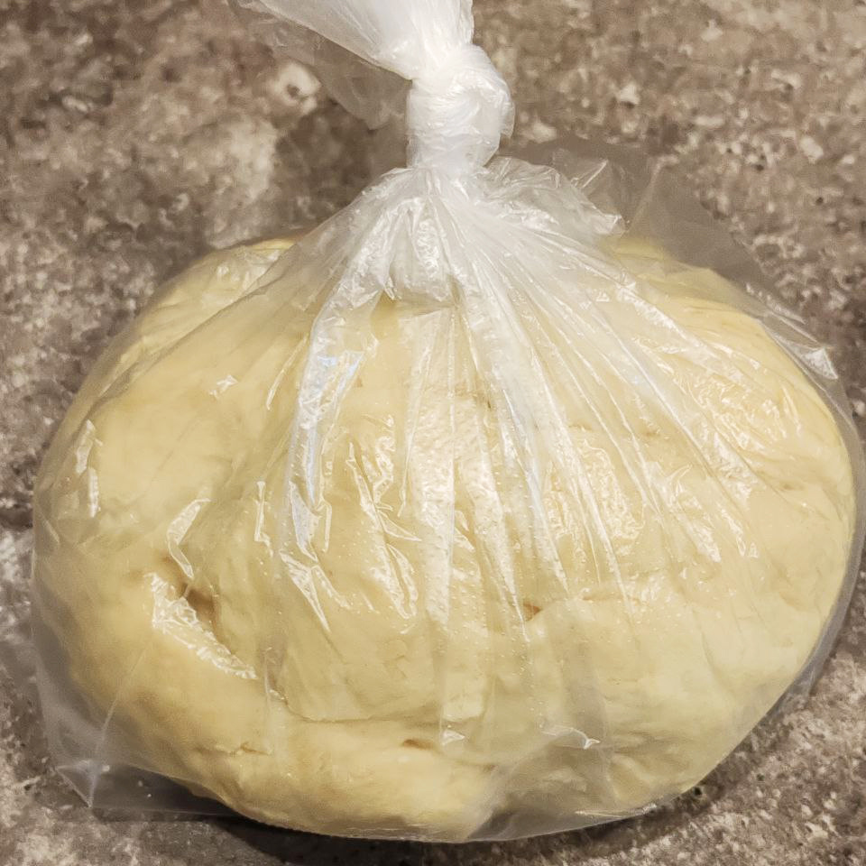 Убираем тесто в пакет