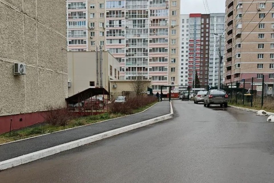    Подъездная дорога к дому 101 по ул. Холмогорова расположена теперь на частной территории. Фото: автора