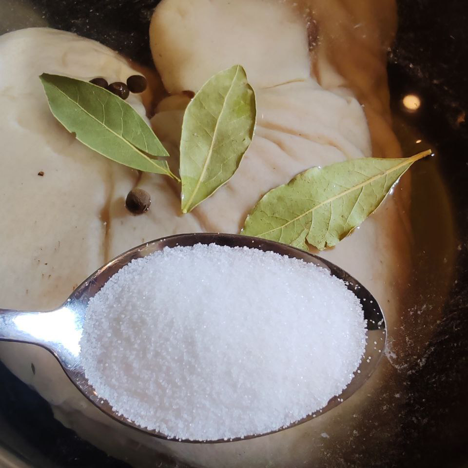 Солим, заливаем водой и тёмным