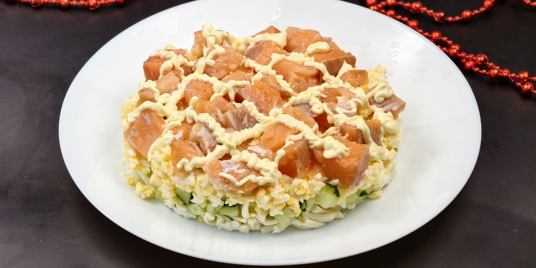 Салат "Женская слабость" с красной рыбой на новогодний стол 2026