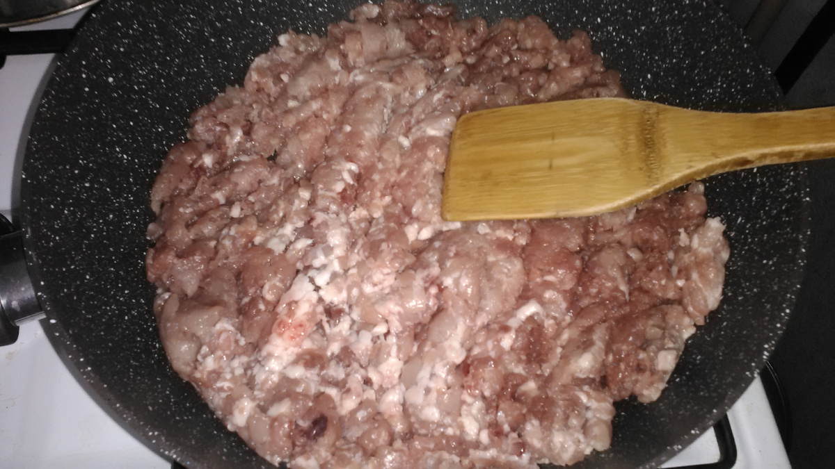 Поджариваем мясной фарш со специями.