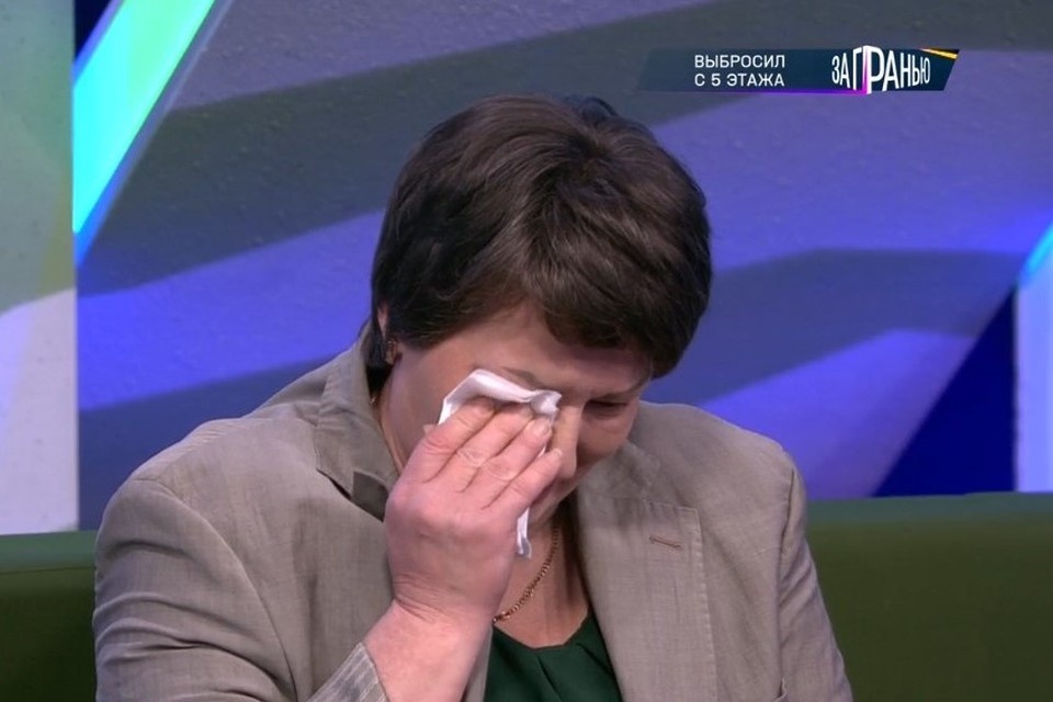    Елена Манцурова не может сдержать слез. Фото: телеканал "НТВ", передача "За гранью"/ntv.ru