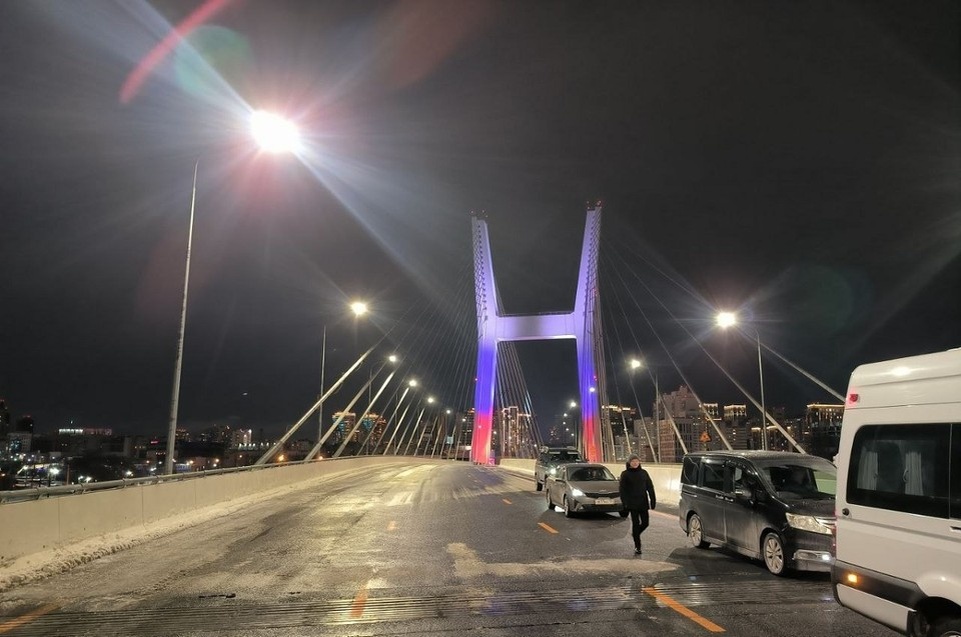    Отступы от стен жилых домов до самой дороги должны составлять не менее 8-10 метров. Никита МАНЬКО