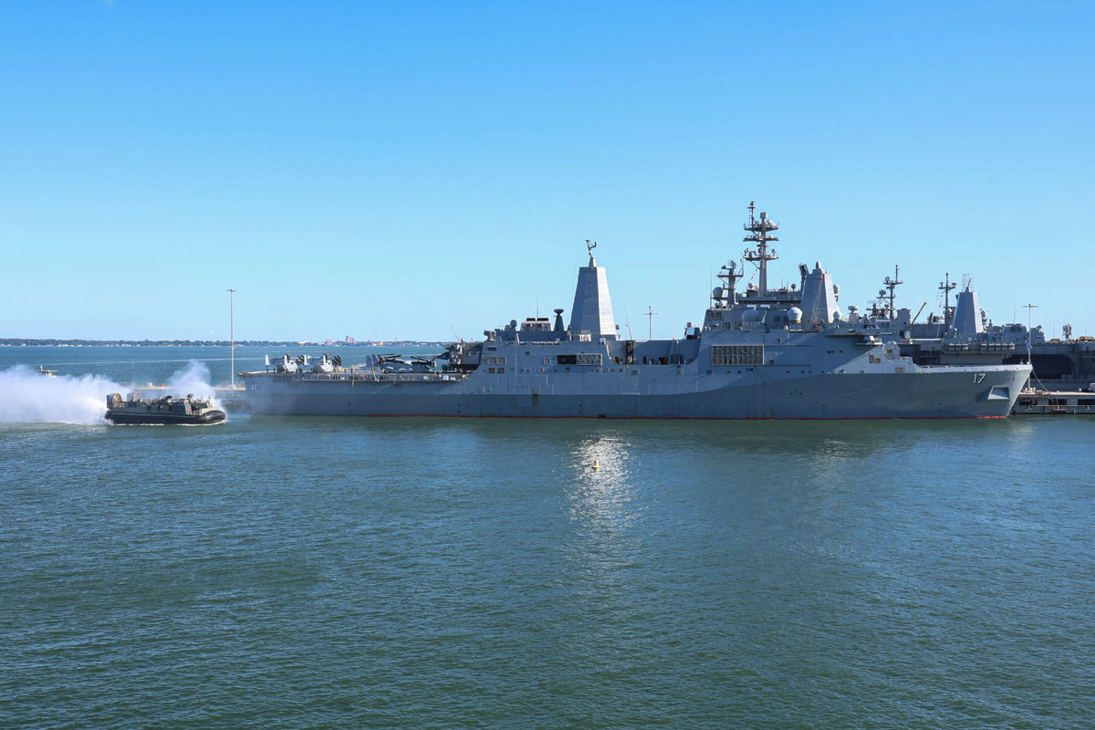 Если я ничего не перепутала, то это как раз американские корабли возле Венесуэлы