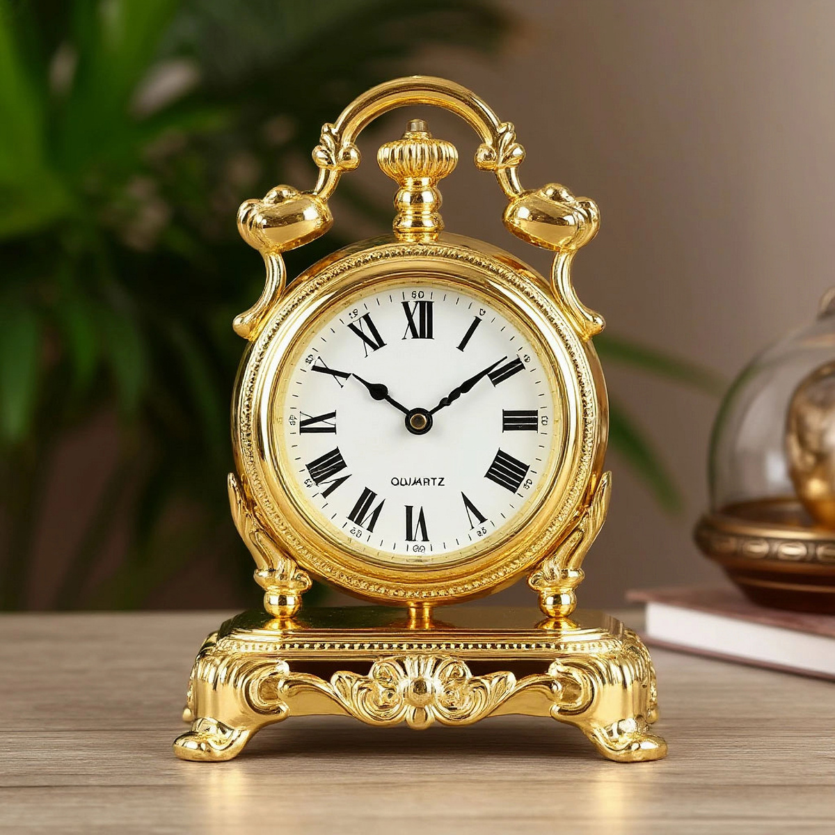 Золотые настольные часы.