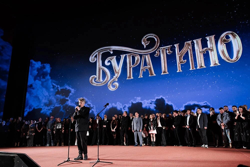    Режиссер Игорь Волошин и съемочная группа фильма «Буратино». Фото: Пресс-служба Premier