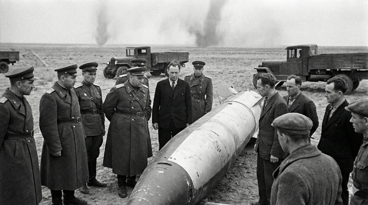 Советские военные и немецкие специалисты изучают ракету Фау-2 на полигоне Капустин Яр. Архивный кадр 1947 года, показывающий использование трофейных технологий.