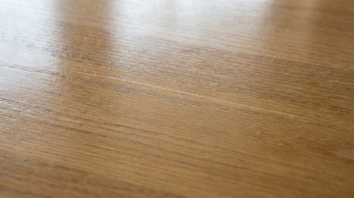 Поверхностная царапина на лаковом покрытии