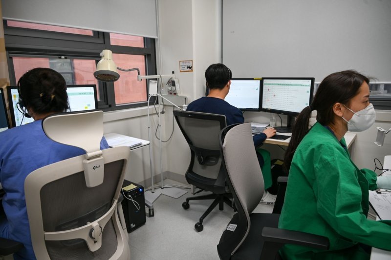 В период с 2018 по 2022 год почти 27 % жителей США столкнулись с высокими расходами на медицинское обслуживание или отказались от необходимой медицинской помощи из-за её дороговизны.