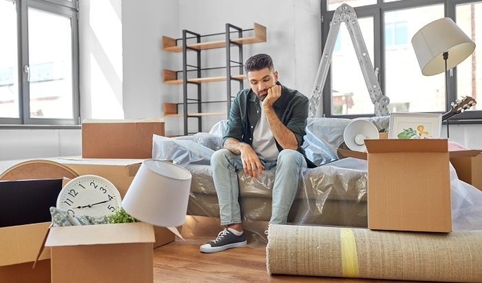    Омская пенсионерка устроила погром в проданной квартире перед выселением