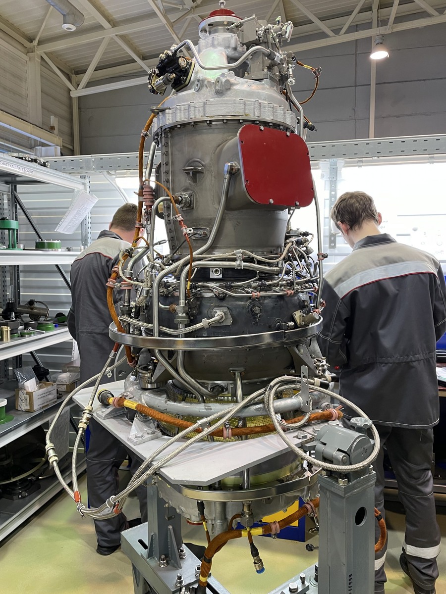 Массо-габаритная модель двигателя, на которой отрабатывается расположение навесного оборудования  📷
