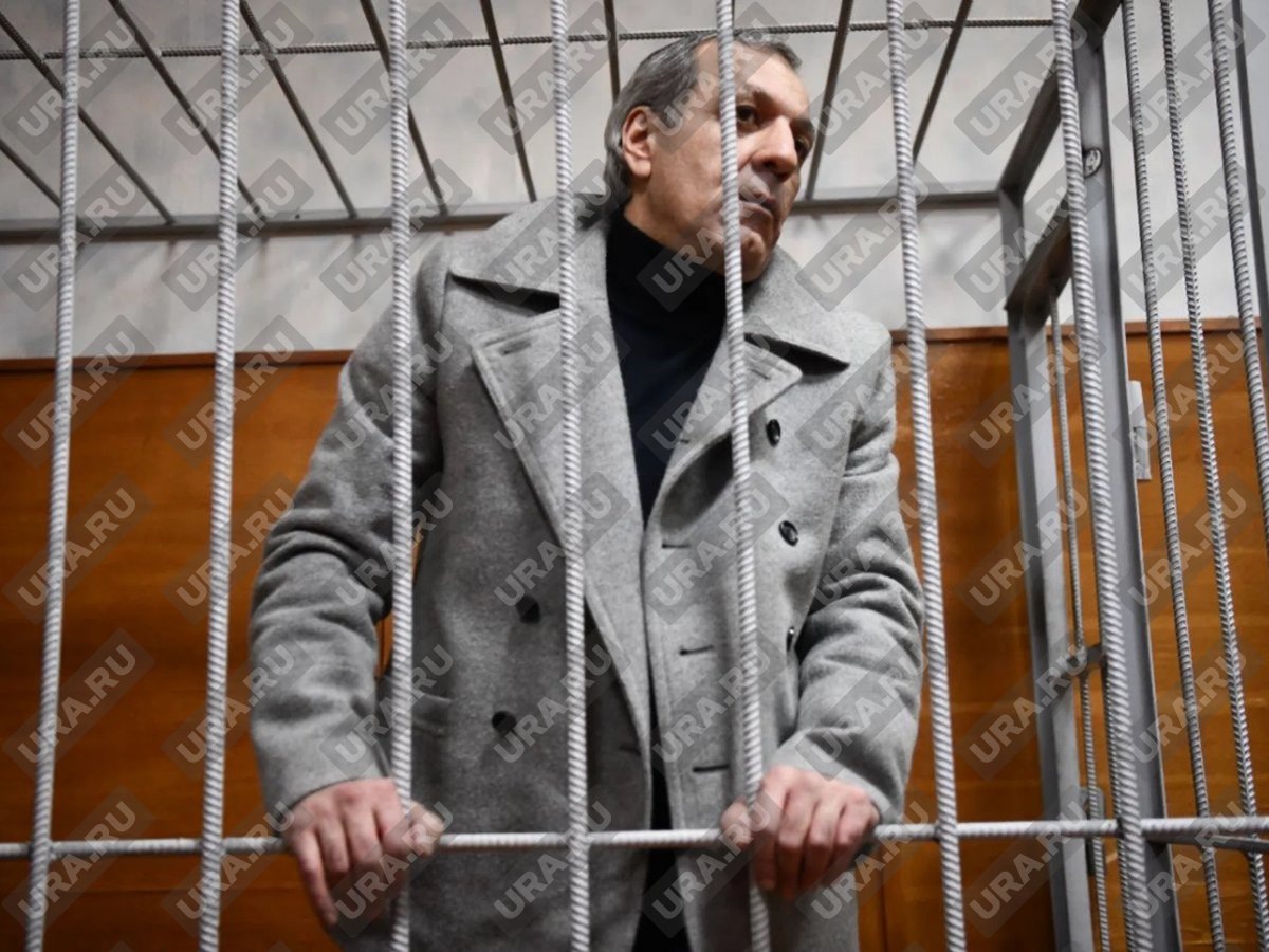    Сам подсудимый просил отпустить его из-под ареста