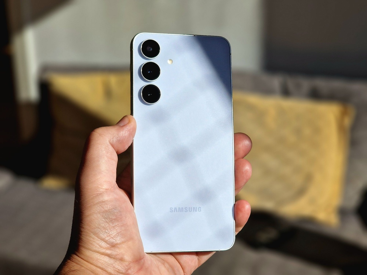    S25 FE прилично смотрится даже на фоне флагманов. Ничего лишнего. Фото: ktorysmartfon.pl