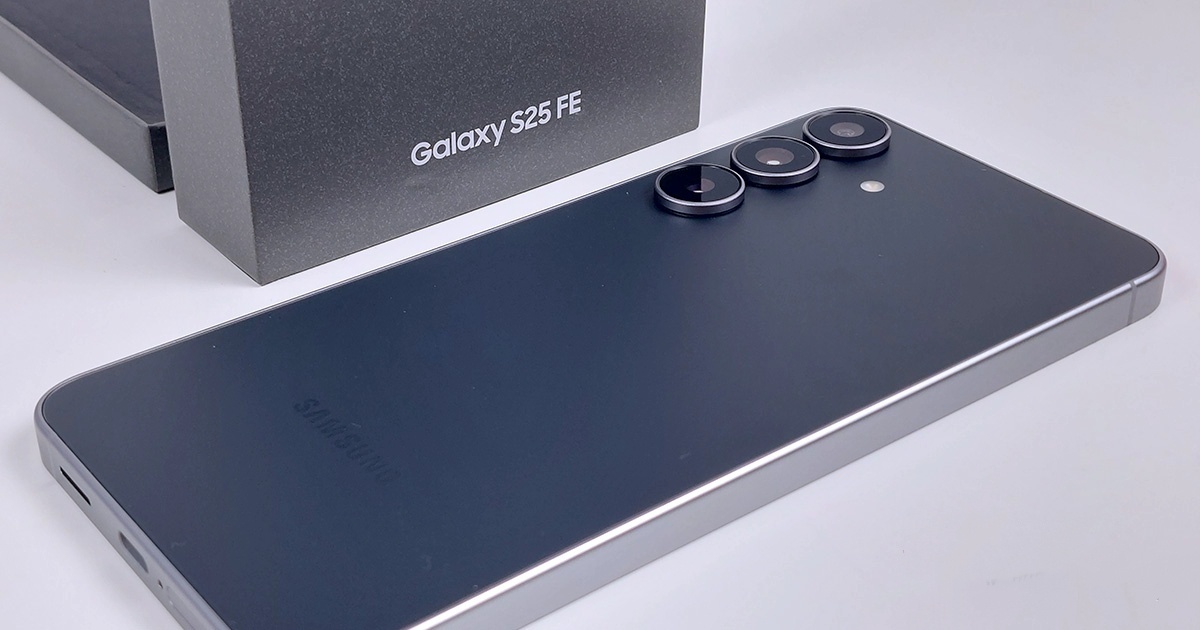    Сдержанная стилистика — фирменная черта смартфонов Samsung. Удачное решение для бизнесменов и тех, кто устал от вычурных и «молодёжных» девайсов. Фото: pokde.net