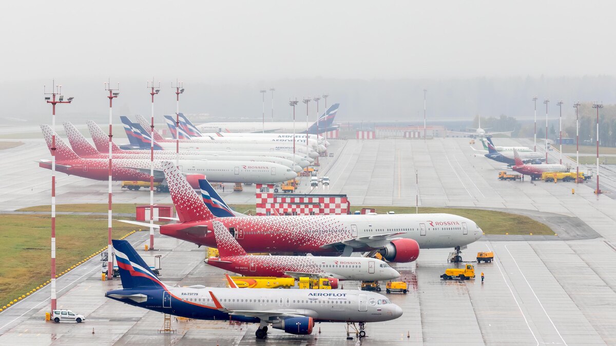 , фото: Telsek/Shutterstock/Fotodom.ru📷Самолеты в московском аэропорту Шереметьево осенью 2025 года в туманную погоду