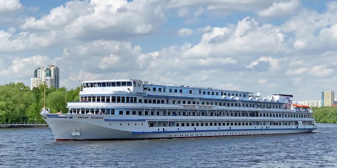 Теплоходод «Максим Литвинов»: из шотландского отеля в круизы по России
