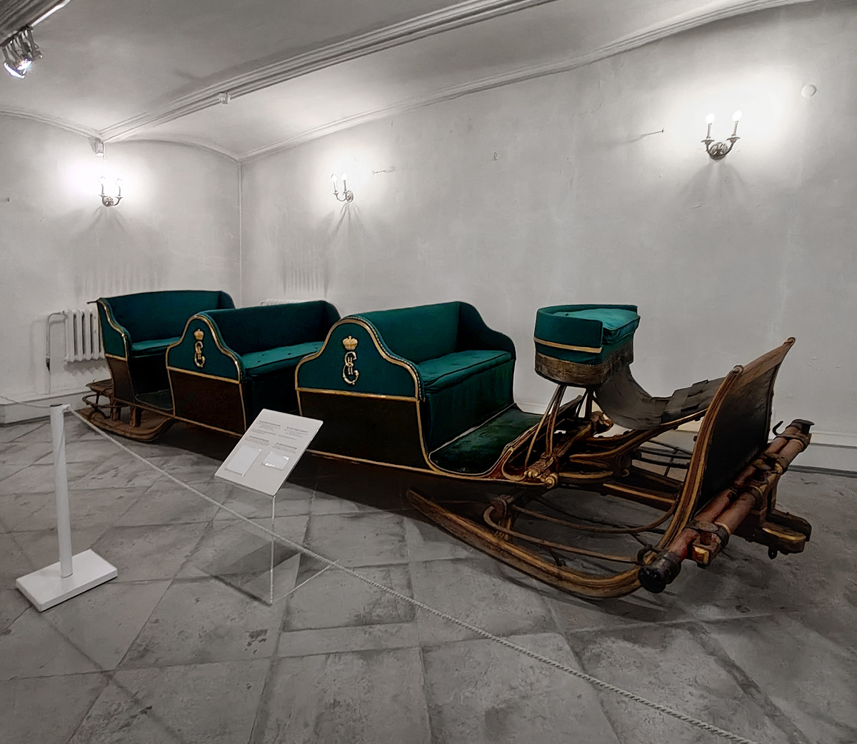 Сани Екатерины II. Размер: 640х180х130 см. Экспозиция "Придворный экипаж" в Царском Селе.