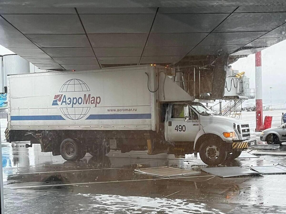    Грузовик застрял в проеме терминала петербургского аэропорта "Пулково" | © Фото : пресс-служба аэропорта Пулково