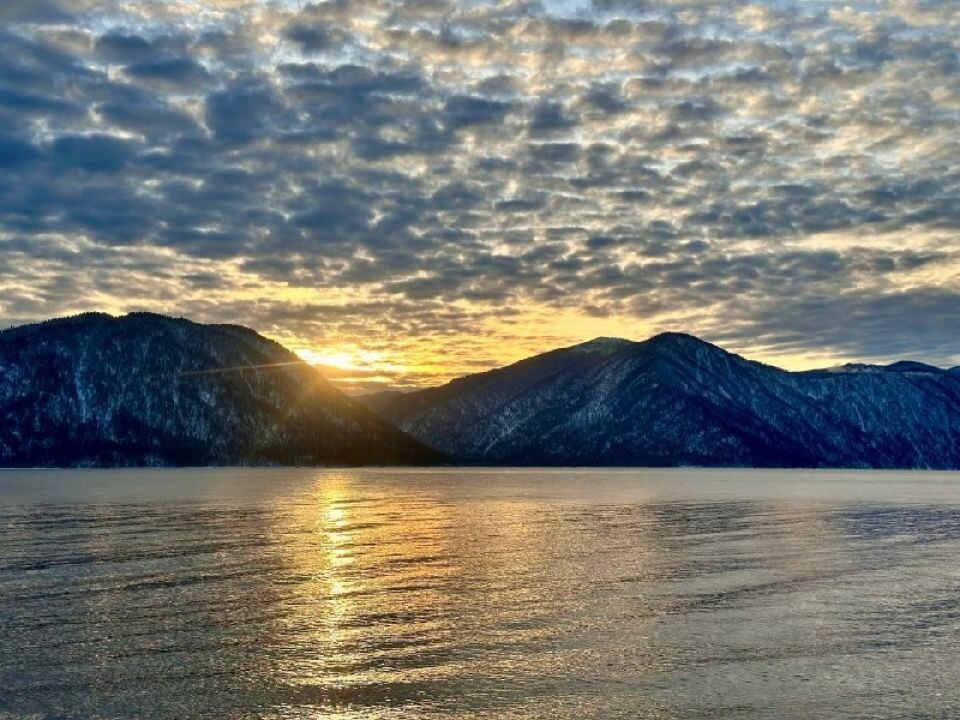    Зимний вечер на Телецком озере. Источник: Роман и Татьяна Воробьевы / t.me/altzap