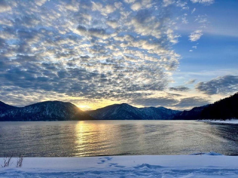    Зимний вечер на Телецком озере. Источник: Роман и Татьяна Воробьевы / t.me/altzap