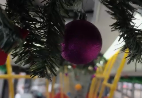     К новому году в Красноярске украшают общественный транспорт