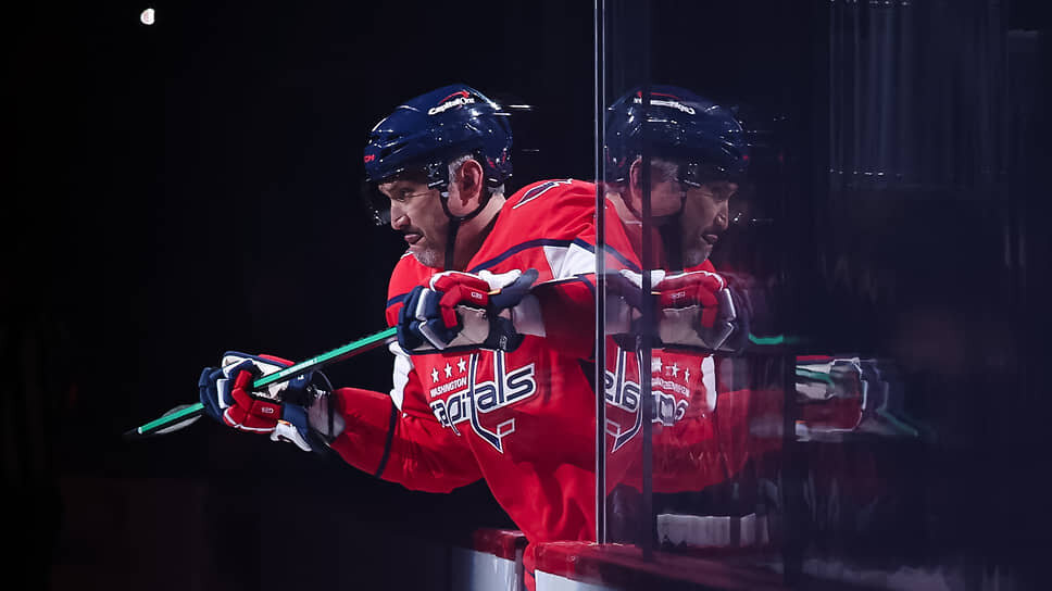 Александр Овечкин, который еще полмесяца назад поражал чужие ворота с привычной регулярностью, не может забить на протяжении девяти матчей.📷Фото: Scott Taetsch / Getty Images