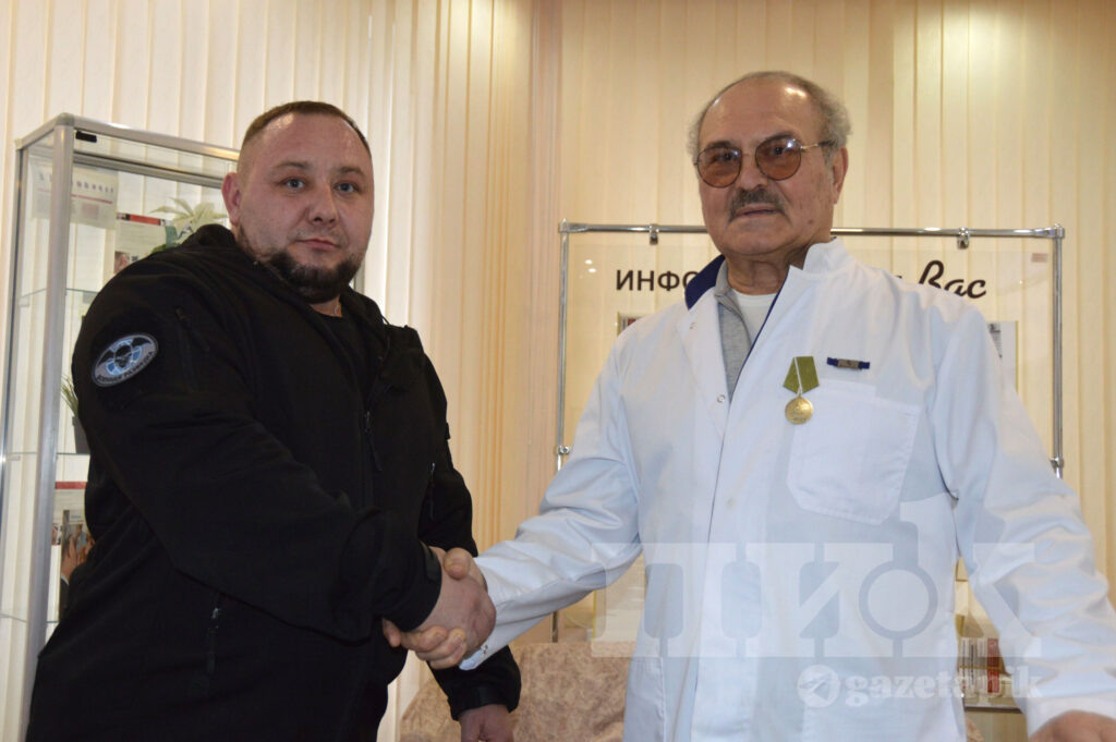    Медики из Каменска-Шахтинского отказались от новогоднего корпоратива в пользу посылок для участников СВО. Сергей Мазуренко