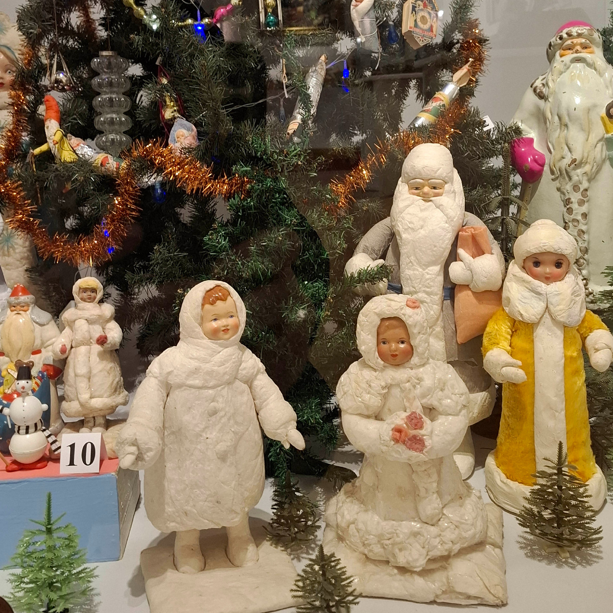 Снегурочке Селянке на фото слева не меньше 60 лет! На «мешке» такие стоят 40 тысяч рублей. Фото автора, сделано в Усадебном доме Плотниковой в Архангельске. 