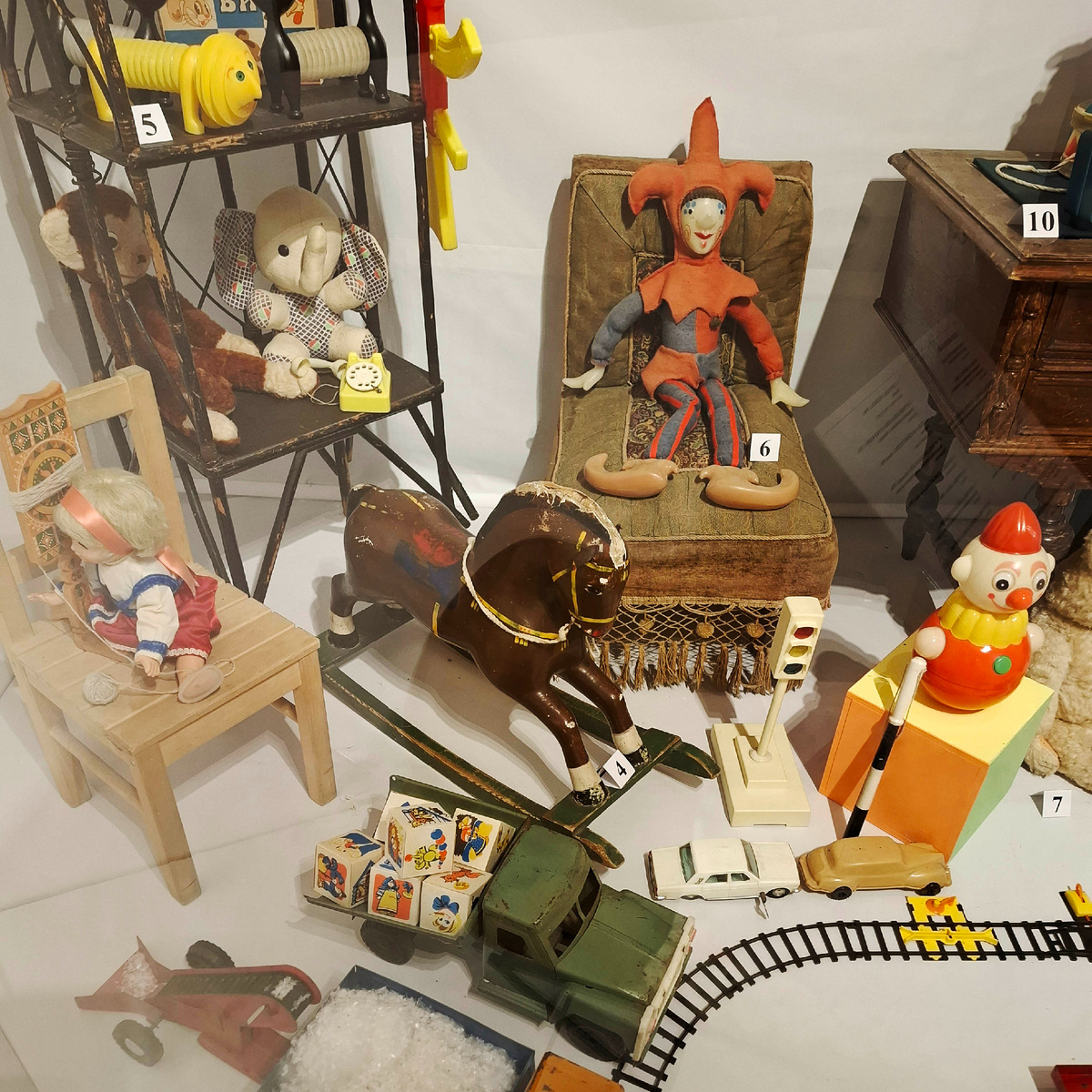 На выставке наблюдался лёгкий брадак, как в любой детской комнате. Кстати, железная дорога, появившаяся в широкой продаже в 1960-е годы, была мечтой всех советских мальчишек. Фото автора.