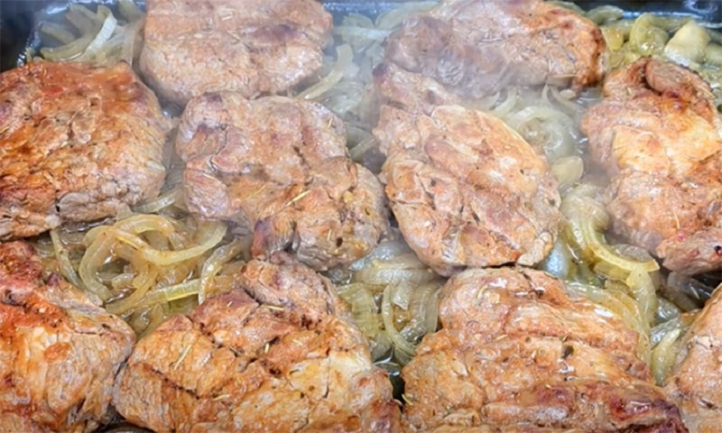 Настоящий вкус шашлыка на Новогоднем столе: мясо в духовке на луковой подушке — секреты нежности и аромата